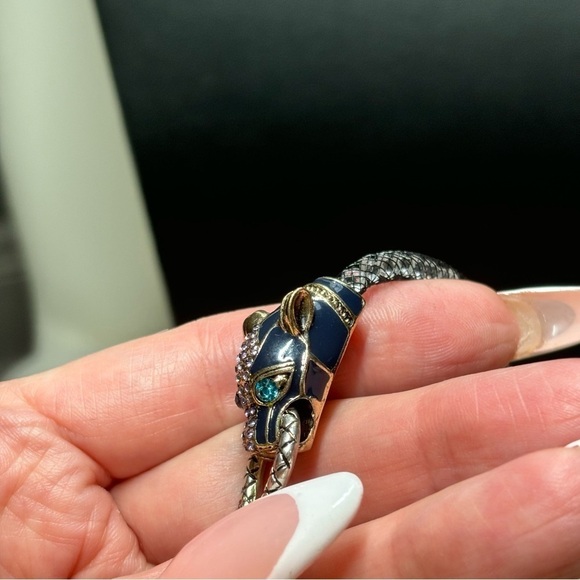 BETSEY JOHNSON SILVER CRYSTALS
FILLED MESH TEAL PANTHER HEAD
CHOKER NECKLACE 16" - Picture 10 of 10